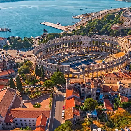 Ene In - Haus Fuer 6 Personen Pula